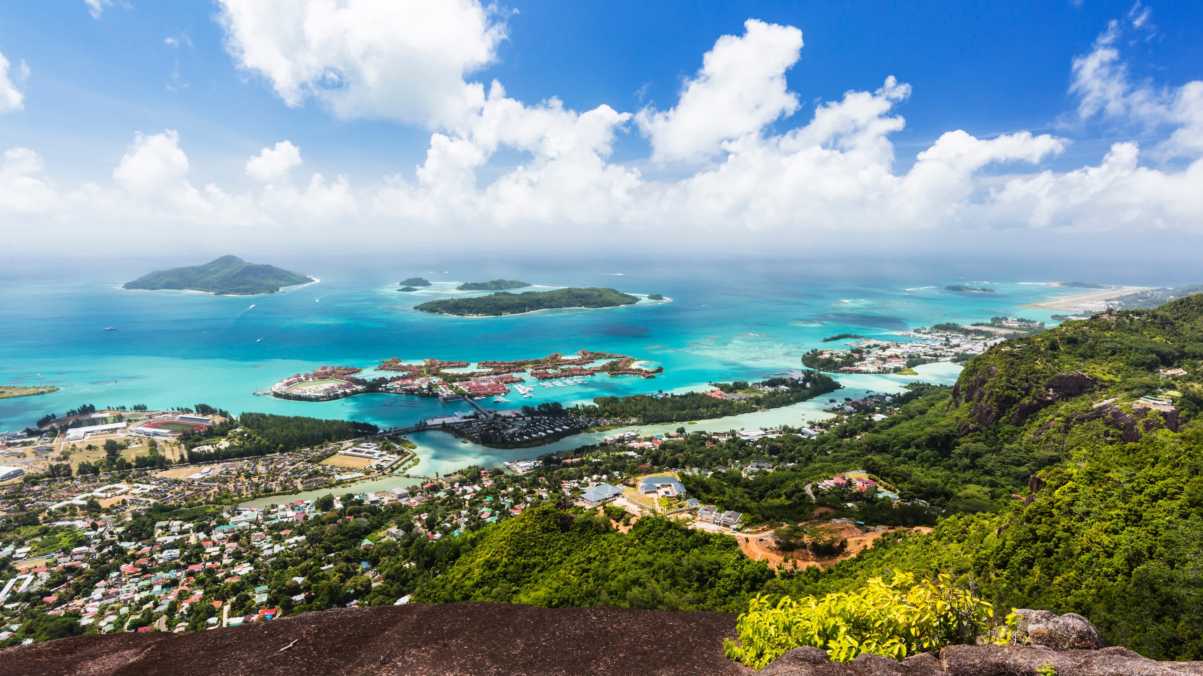 Blick auf die Küste der Insel Mahe, Seychellen