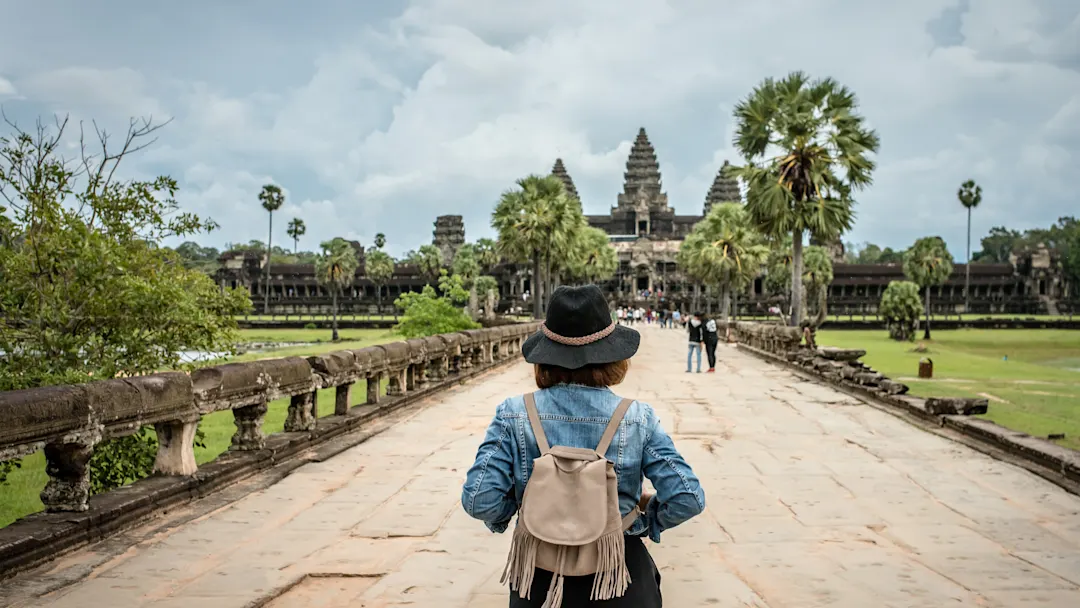 Kambodscha Angkor Wat Frau blickt auf Angkor Wat in Kambodscha