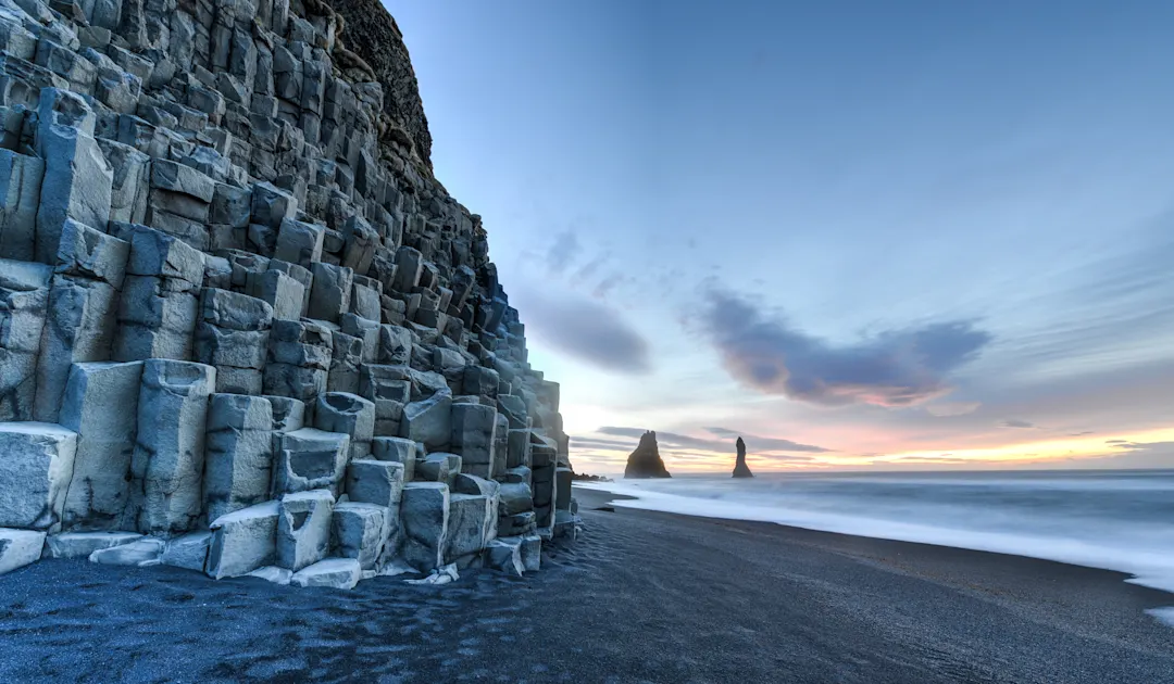 Island, Vik i Myrdal, Reynisfjara Reynisdrangar auf Reynisfjara Beach, Island, Vik i Myrdal.