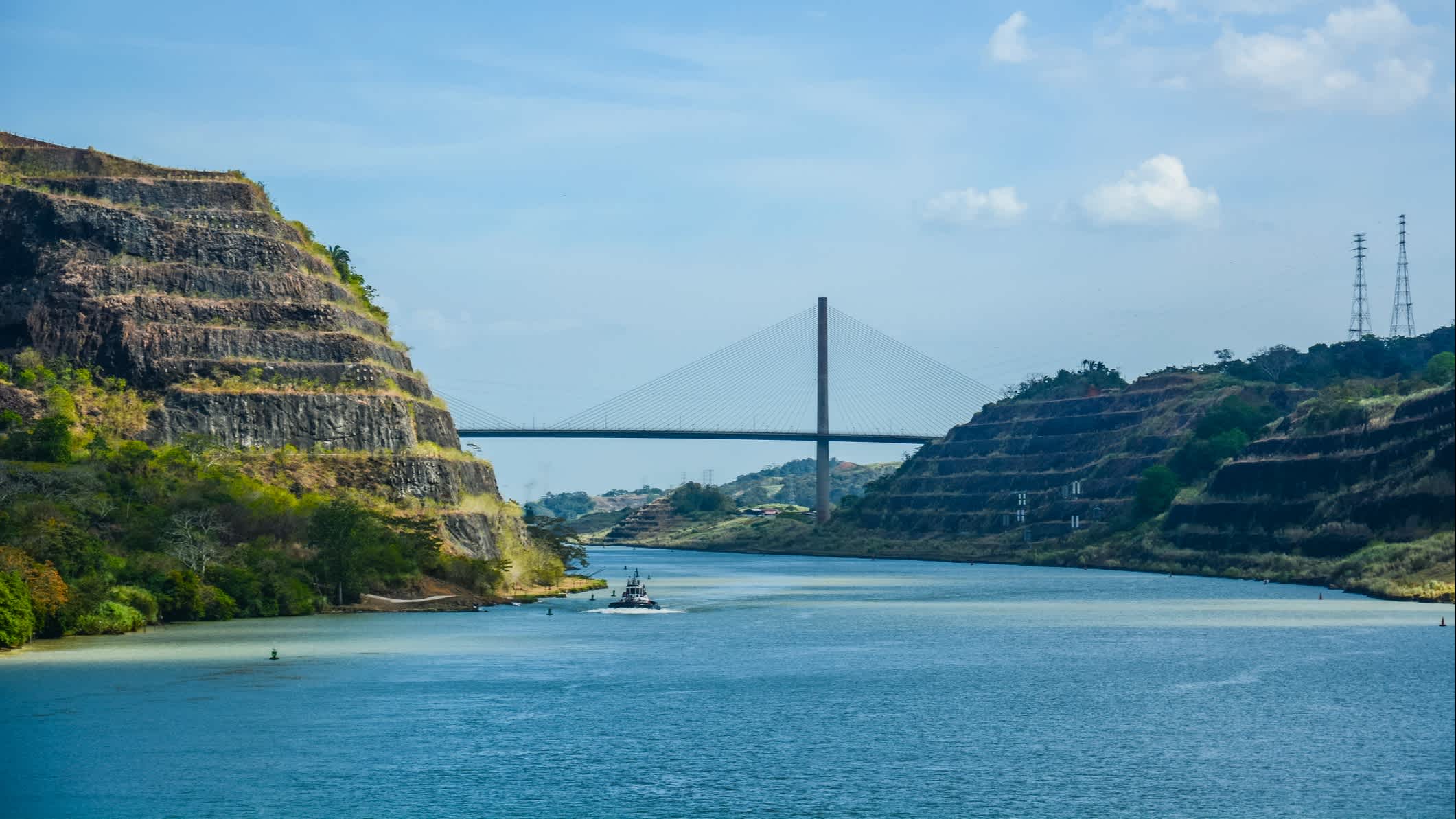 Panamakanal mit Brücke im Hintergrund