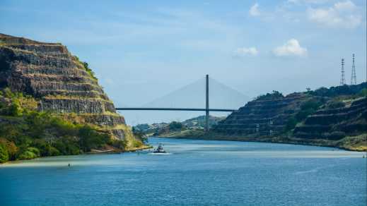 Panamakanal mit Brücke im Hintergrund