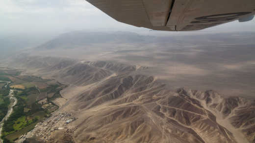 Vue sur les lignes de Nazca depuis un avion