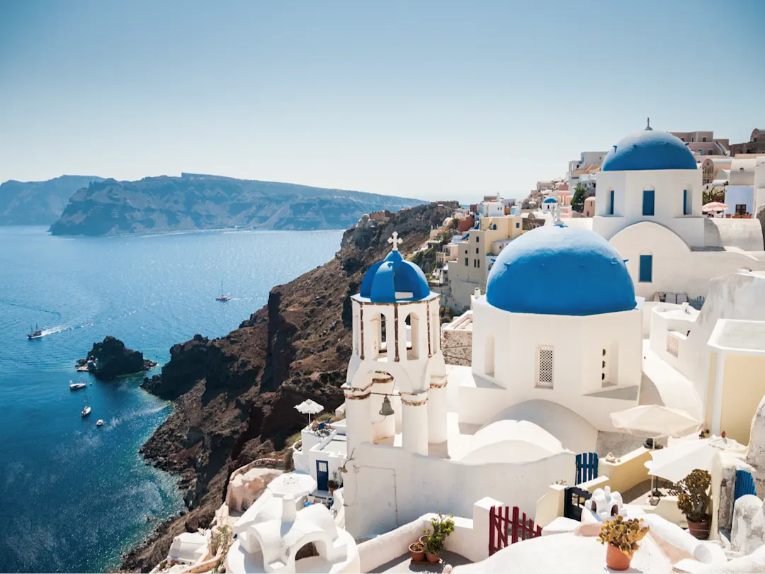 Weiße Häuser mit blauen Kuppeln am Meer, typische Architektur von Santorin, Kykladen, Griechenland