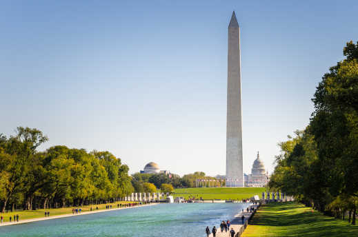Vue d'un grand bassin devant le monument de Washington, à Washington D.C, aux États-Unis.
