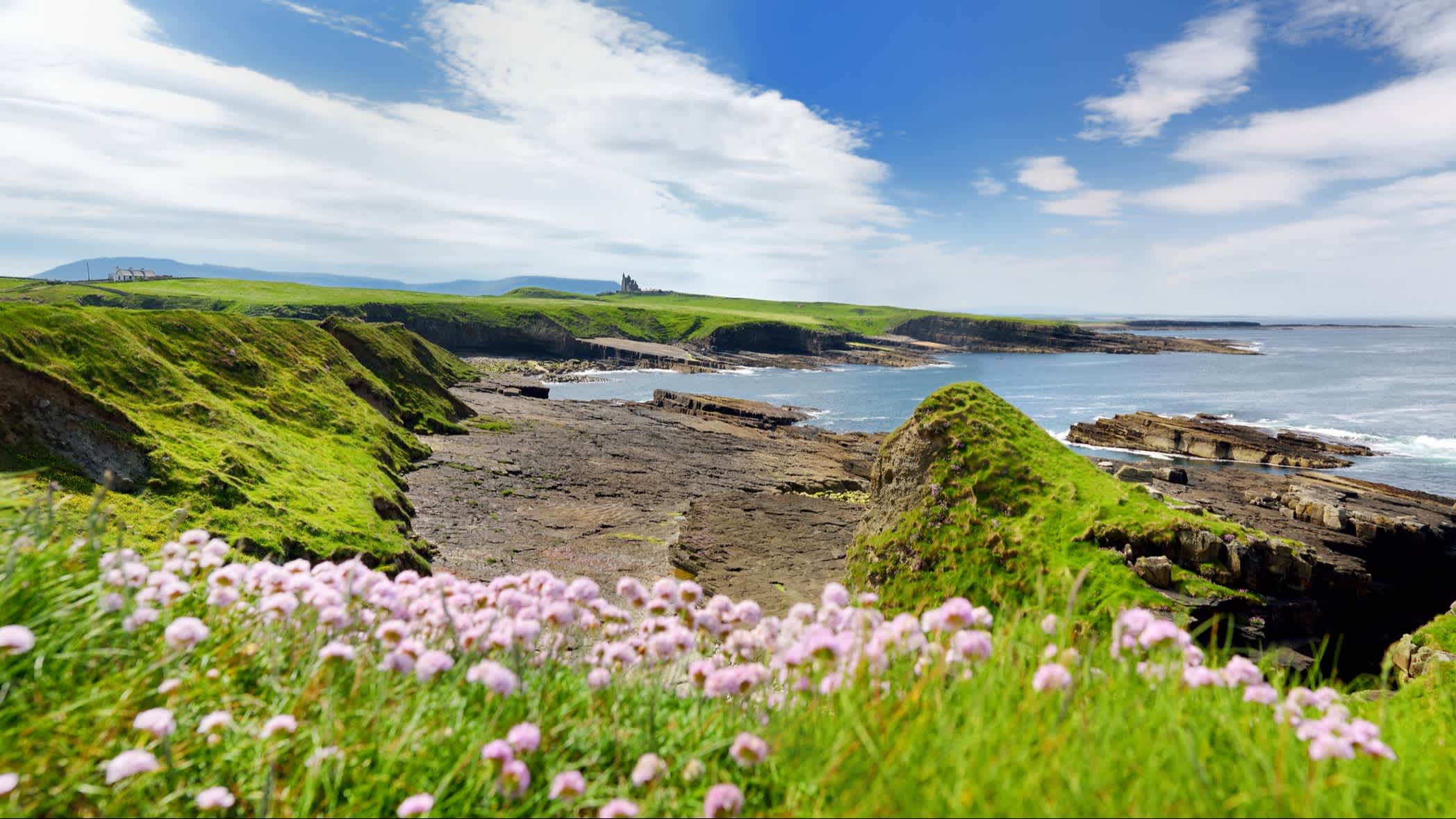 Ein Blick auf Mullaghmore Head mit dem Schloss Classiebawn, Wild Atlantic Way, Sligo, Irland.