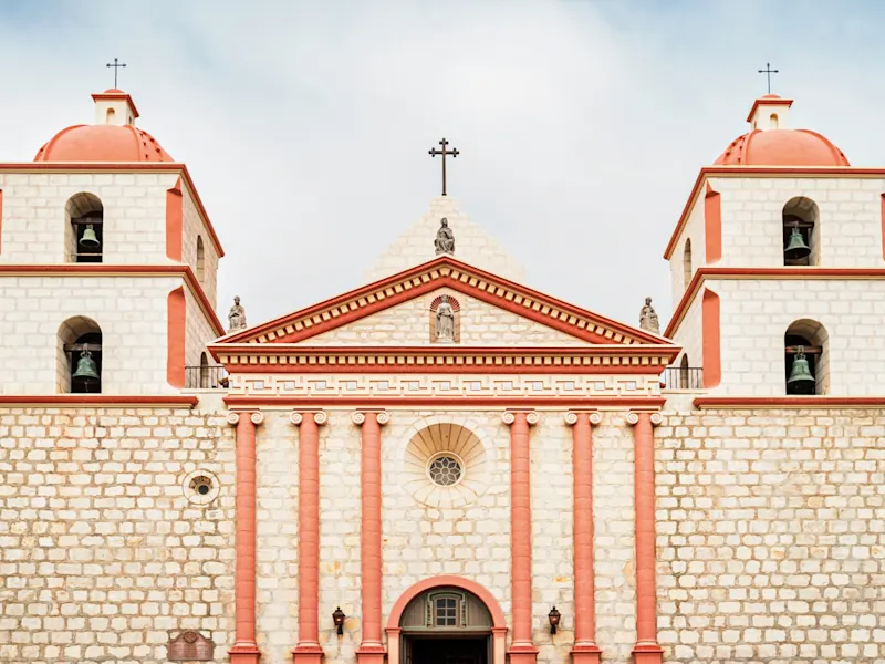 Santa Barbara, Kalifornien, Vereinigte Staaten Die historische Mission Santa Barbara mit ihrer markanten Fassade und Glockentürmen. Santa Barbara, Kalifornien, Vereinigte Staaten.