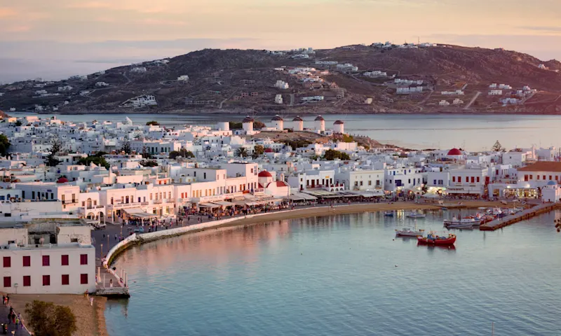 Sonnenuntergang über Mykonos-Stadt, Kykladeninseln im Ägäischen Meer, Griechenland. 
