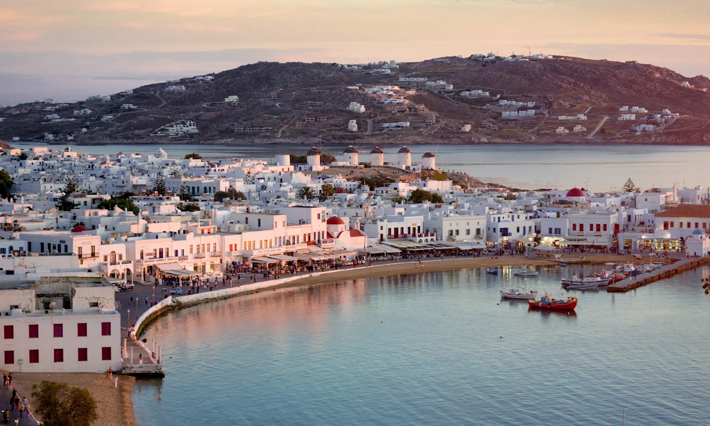 Mykonos, Kykladen, Griechenland Sonnenuntergang über Mykonos-Stadt, Kykladeninseln im Ägäischen Meer, Griechenland.