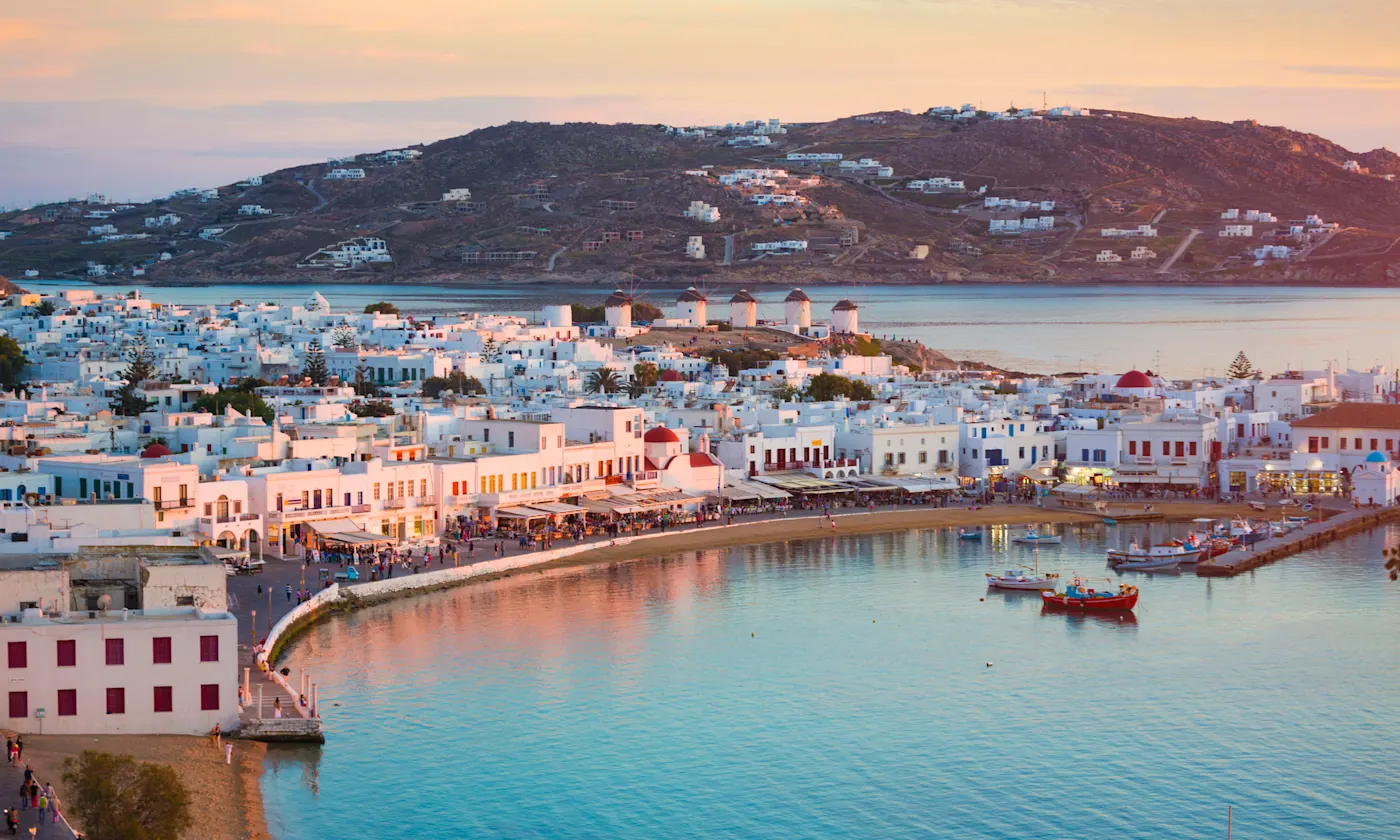 Mykonos, Kykladen, Griechenland Sonnenuntergang über Mykonos-Stadt, Kykladeninseln im Ägäischen Meer, Griechenland.