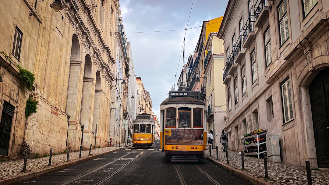 Portugal, Lissabon, tram Die gelbe Elektrik in Lissabon stellt eine Form des öffentlichen Verkehrs und auch Touristen für diejenigen dar, die die Stadt besuchen möchten.