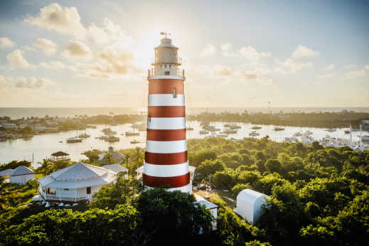 Rot-weiß gestreifter Leuchtturm in Hope Town, Bahamas