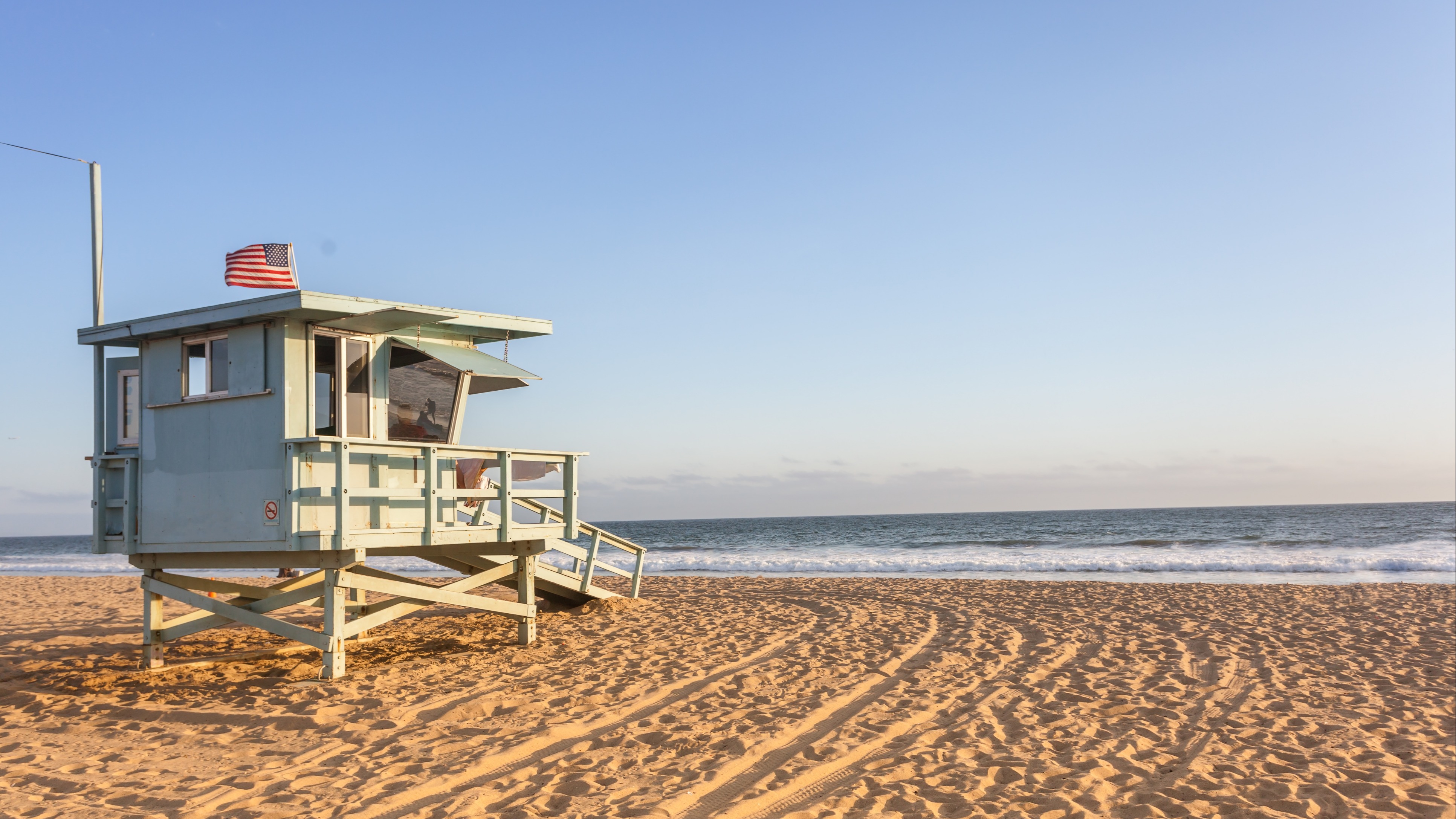 Eine_Rettungsschwimmer-Hütte_am_Strand_von_Santa_Monica_USA