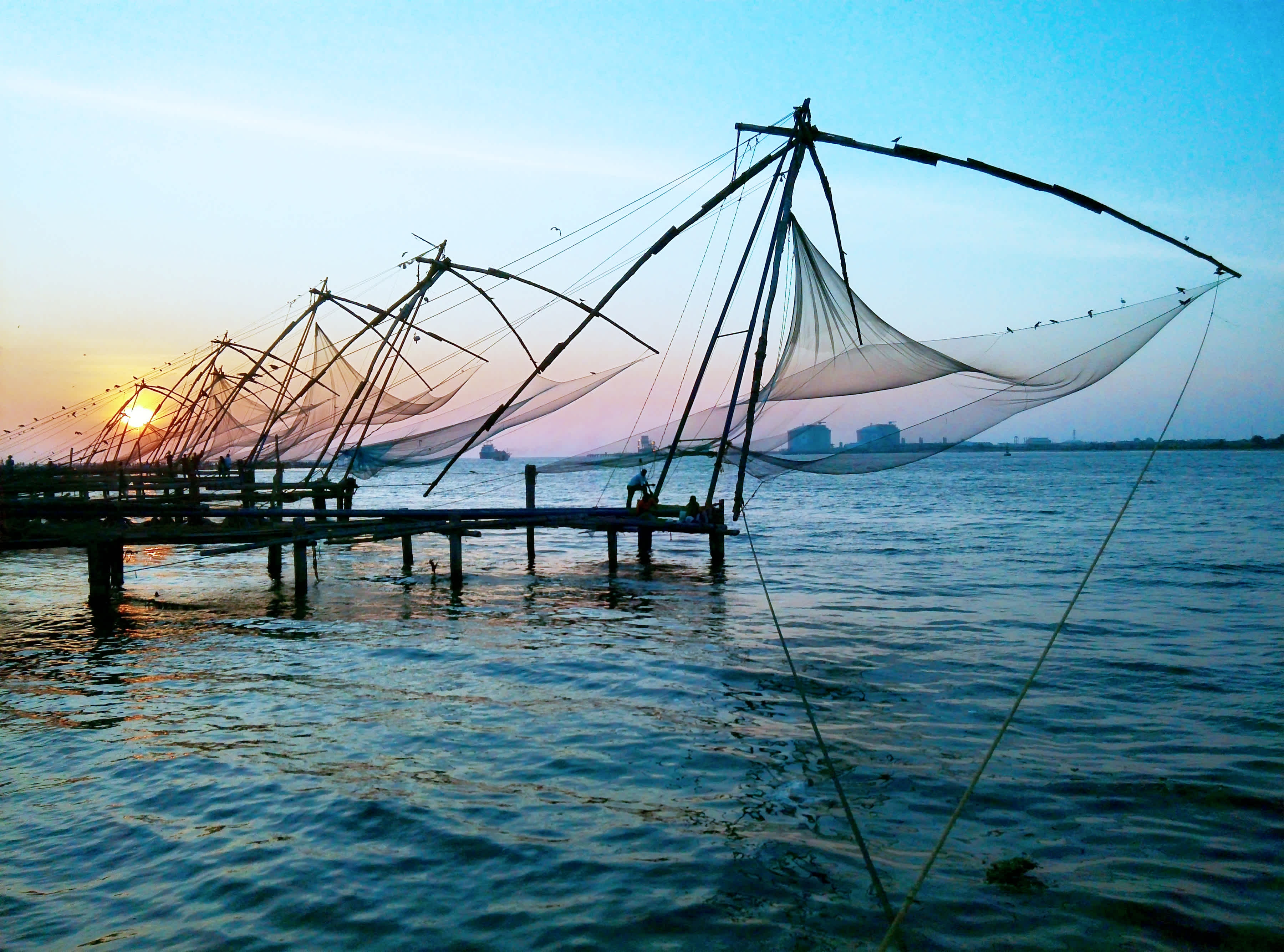 Carrelets à Cochin, en Inde, au coucher du soleil