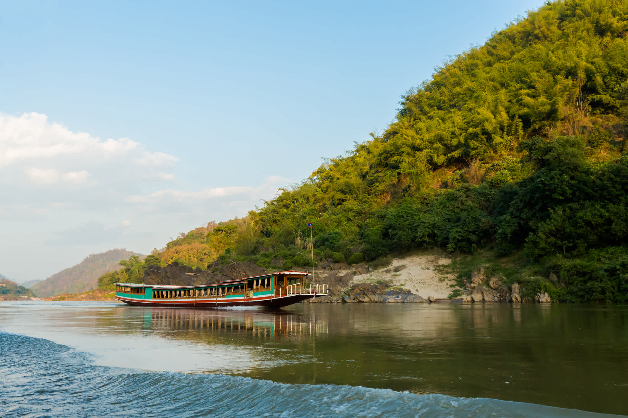 Touristenschiff auf dem Mekong in Laos auf dem Weg nach Pakbeng