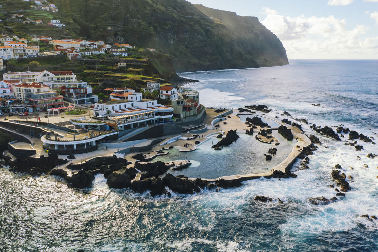 Luftaufnahme von Naturschwimmbädern in Porto Moniz Madeira Portugal