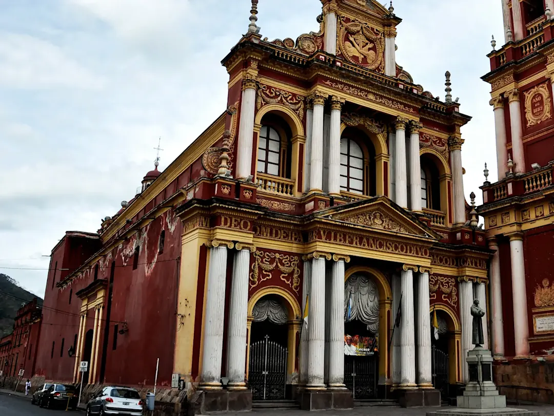 Historische rote Kirche mit goldenen Details. Salta, Salta, Argentinien.
