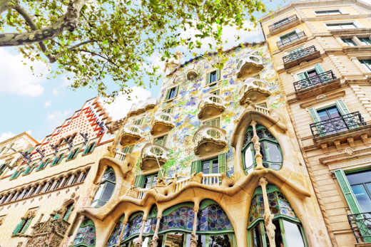 Admirez l'architecture de la Casa Batlo, chef d'oeuvre du célèbre architecte espagnol Gaudi pendant votre séjour à Barcelone.