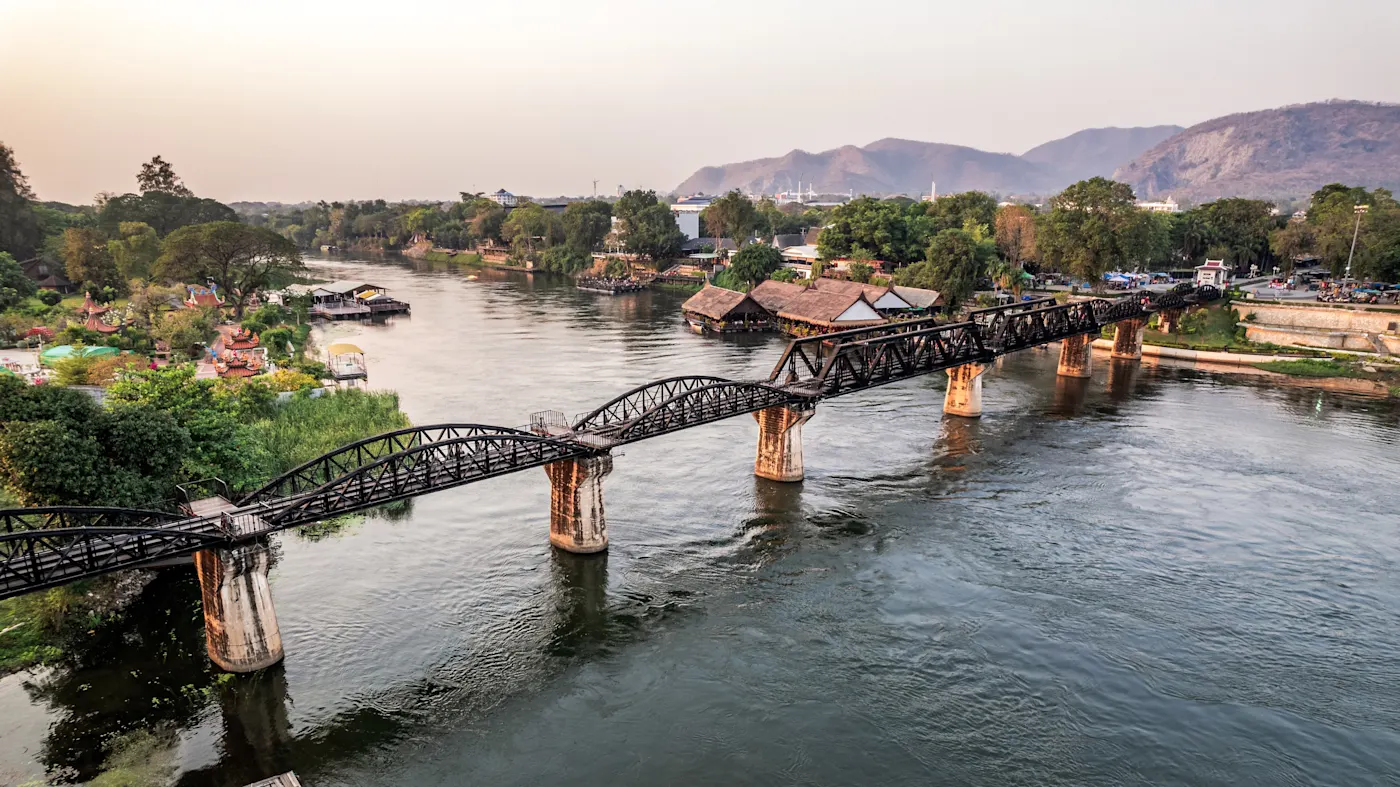 Kanchanaburi, Thailand Brücke am Kwai, historische Eisenbahnbrücke über den Fluss Kwai. Kanchanaburi, Thailand.