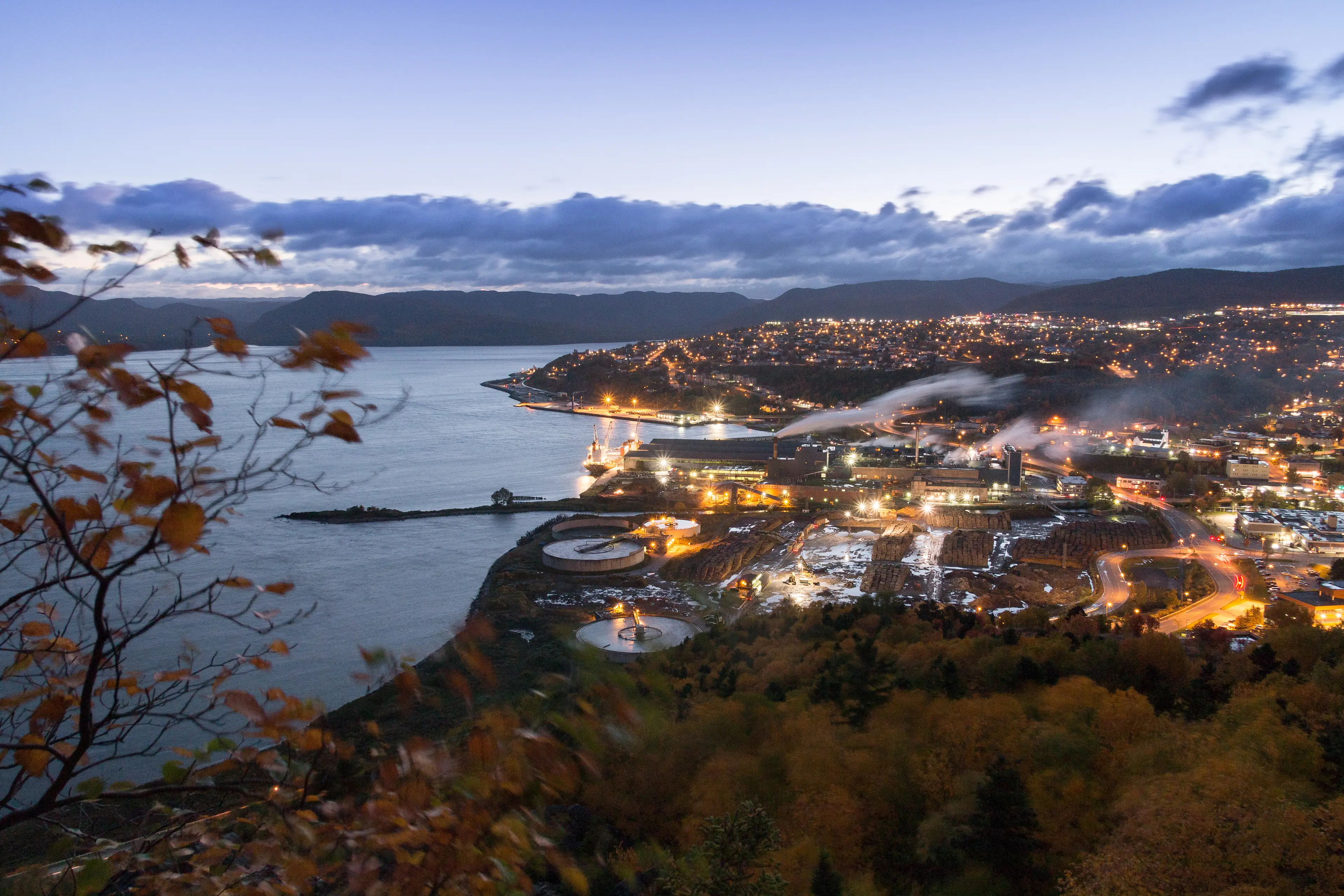 Kanada, Neufundland, Corner Brook Beleuchtete Stadt an einer Bucht bei Sonnenaufgang