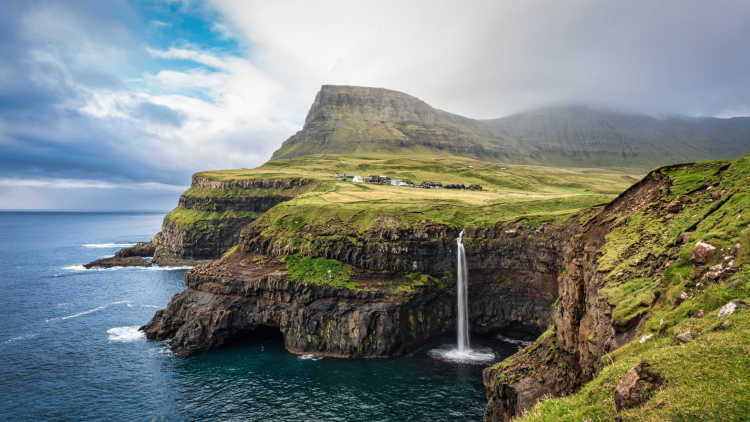 Blick auf die Steilküsten der Färöer Inseln in Europa.