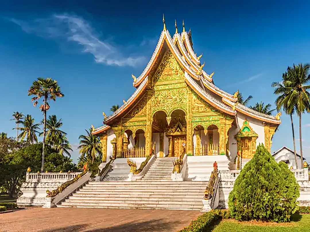 Historischer Palast mit goldenen Verzierungen. Royal Palace, Luang Prabang, Laos.