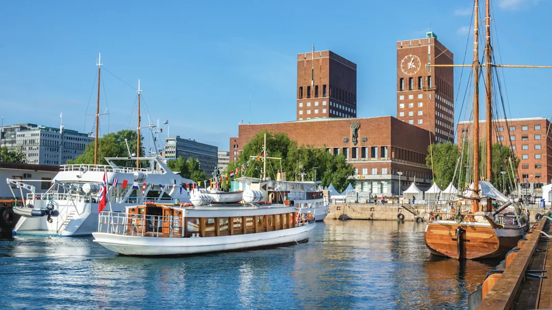 Blick auf das Rathaus von Oslo Radhuset vom Meer aus, Oslo, Norwegen.


