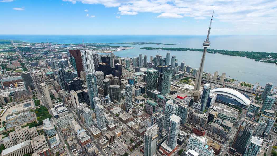 Vue aérienne sur l'impressionnante skyline de Toronto, que vous pourrez peut-être survoler pendant votre séjour.
