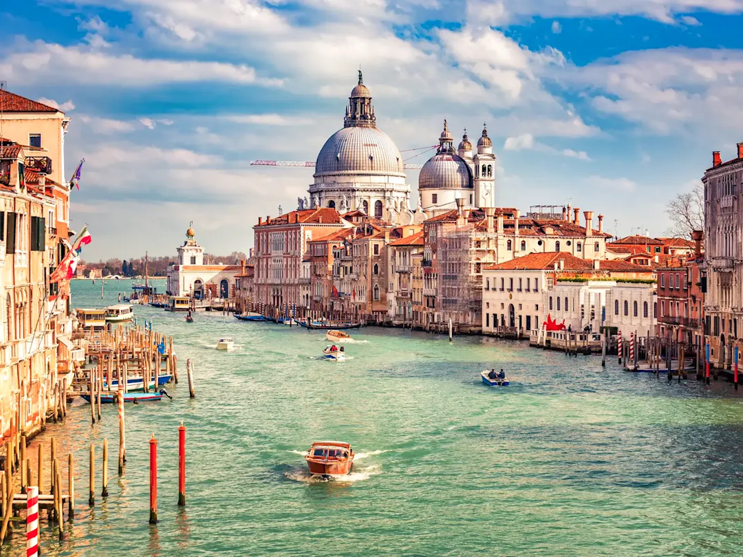 Blick auf die Santa Maria della Salute und historische Gebäude. Venedig, Venetien, Italien.