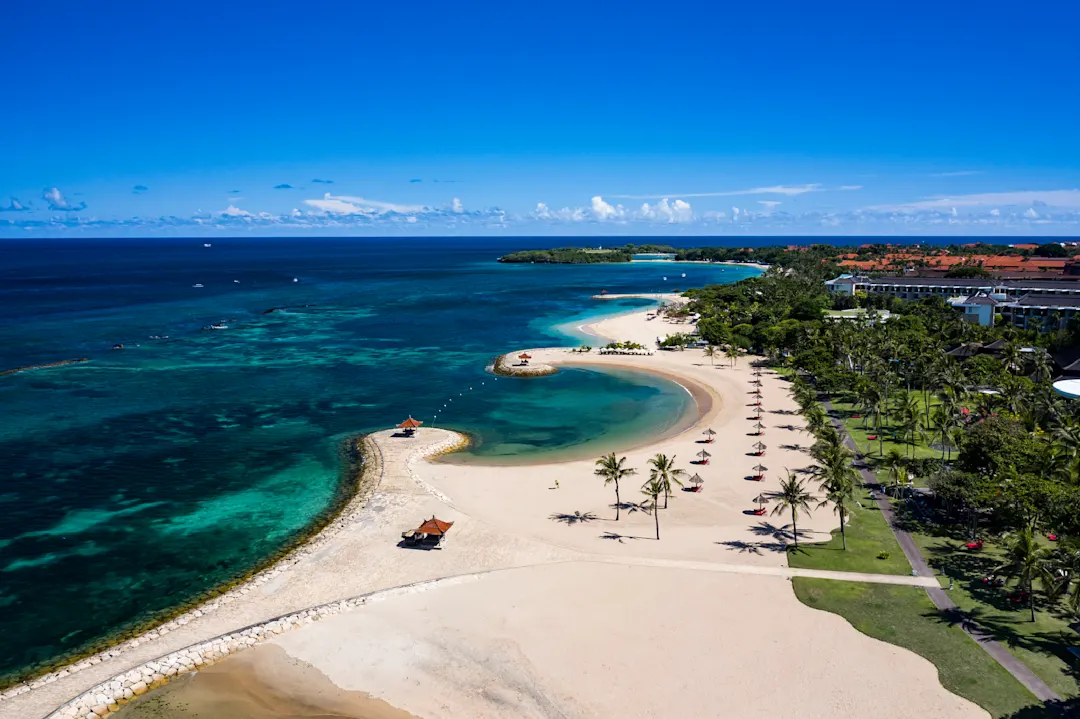 Drohnenaufnahme der Strandküste von Nusa Dua im Süden Balis, Indonesien