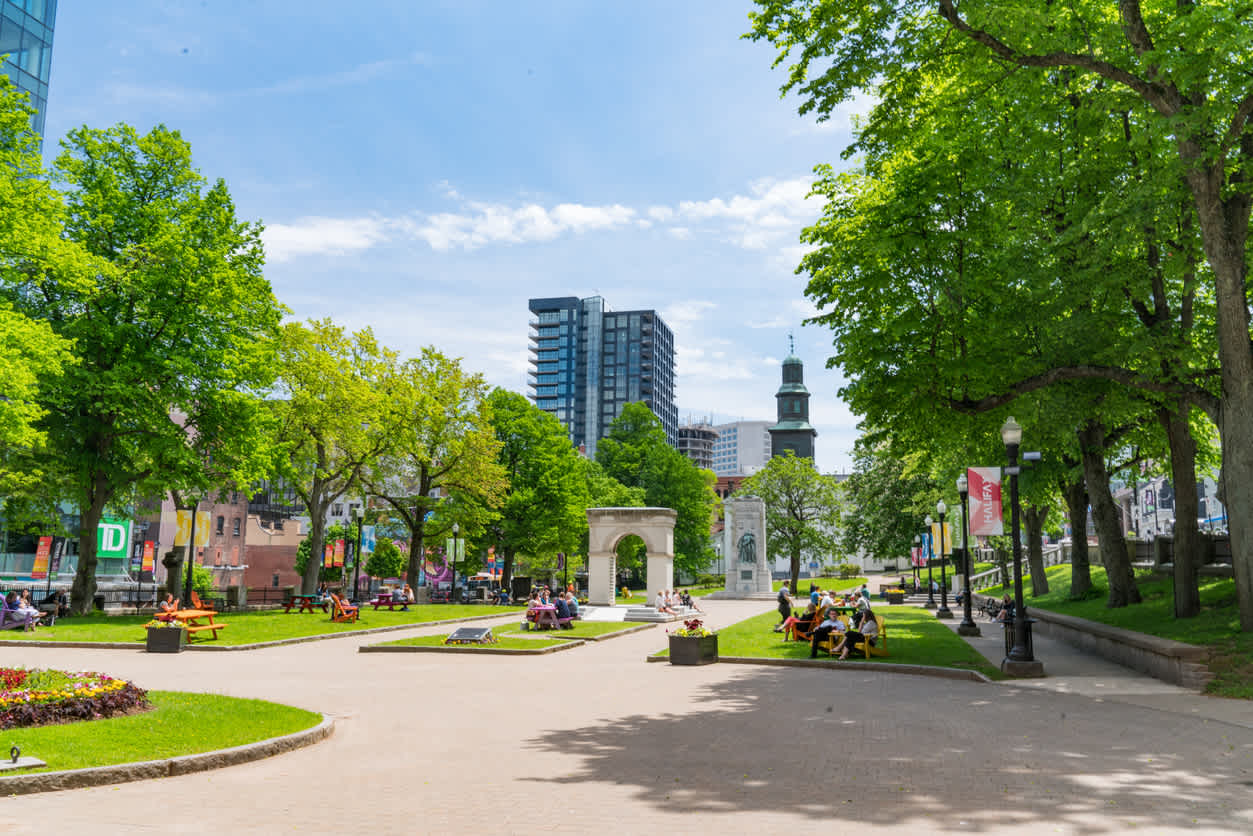 Profitez d'une pause dans le parc de Grand Parade Square à Halifax pendant votre voyage en Nouvelle-Écosse.