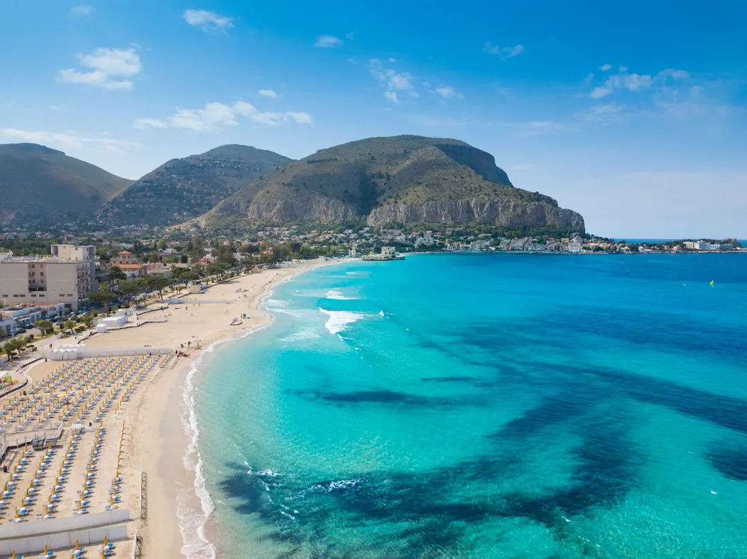 Sizilien, Palermo, Mondello Sandstrand mit türkisblauem Meer und Hügel im Hintergrund