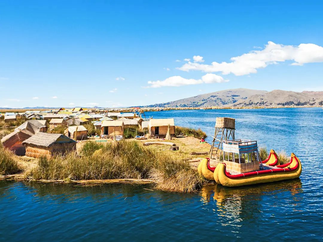 Schilfhütten auf den Uros-Inseln im Titicaca-See. Puno, Puno, Peru.