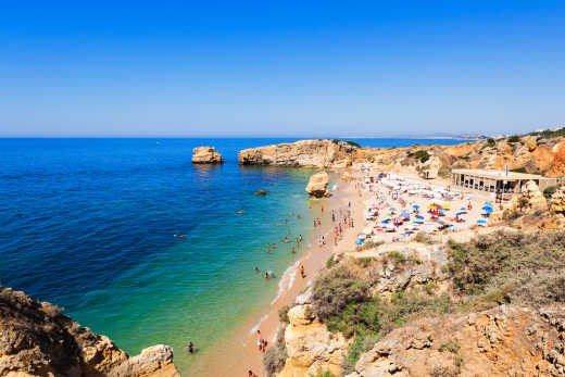 Blick auf den Sao Rafael Strand in Albufeira, Algarve, Portugal