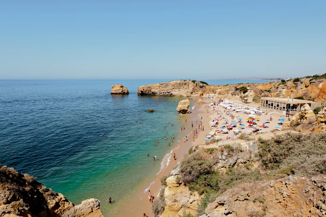 Blick auf den Sao Rafael Strand in Albufeira, Algarve, Portugal