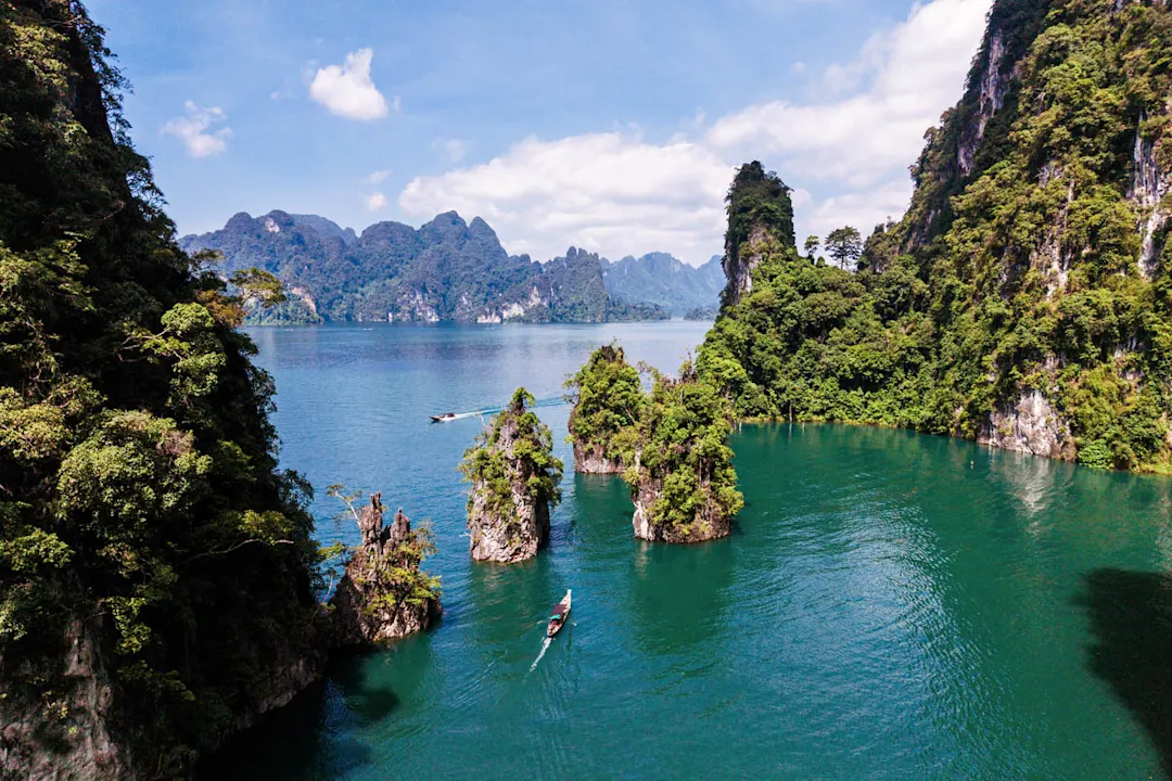 Entdecken Sie die ruhige Schönheit des Cheow Lan Lake in Khao Sok, Thailand