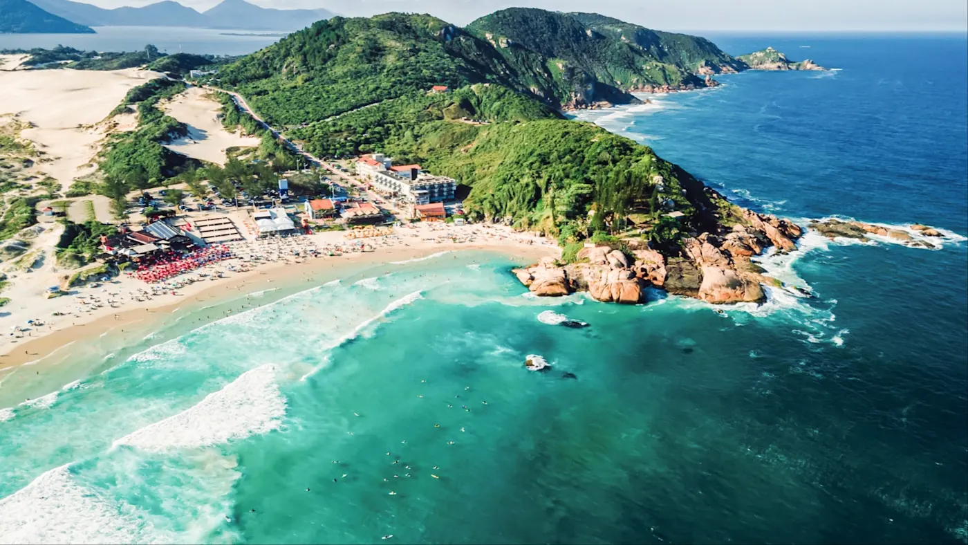 Florianópolis, Santa Catarina, Brasilien Luftaufnahme des Joaquina-Strandes mit Sanddünen, grün bewachsenen Hügeln und klarem Wasser. Florianópolis, Santa Catarina, Brasilien.