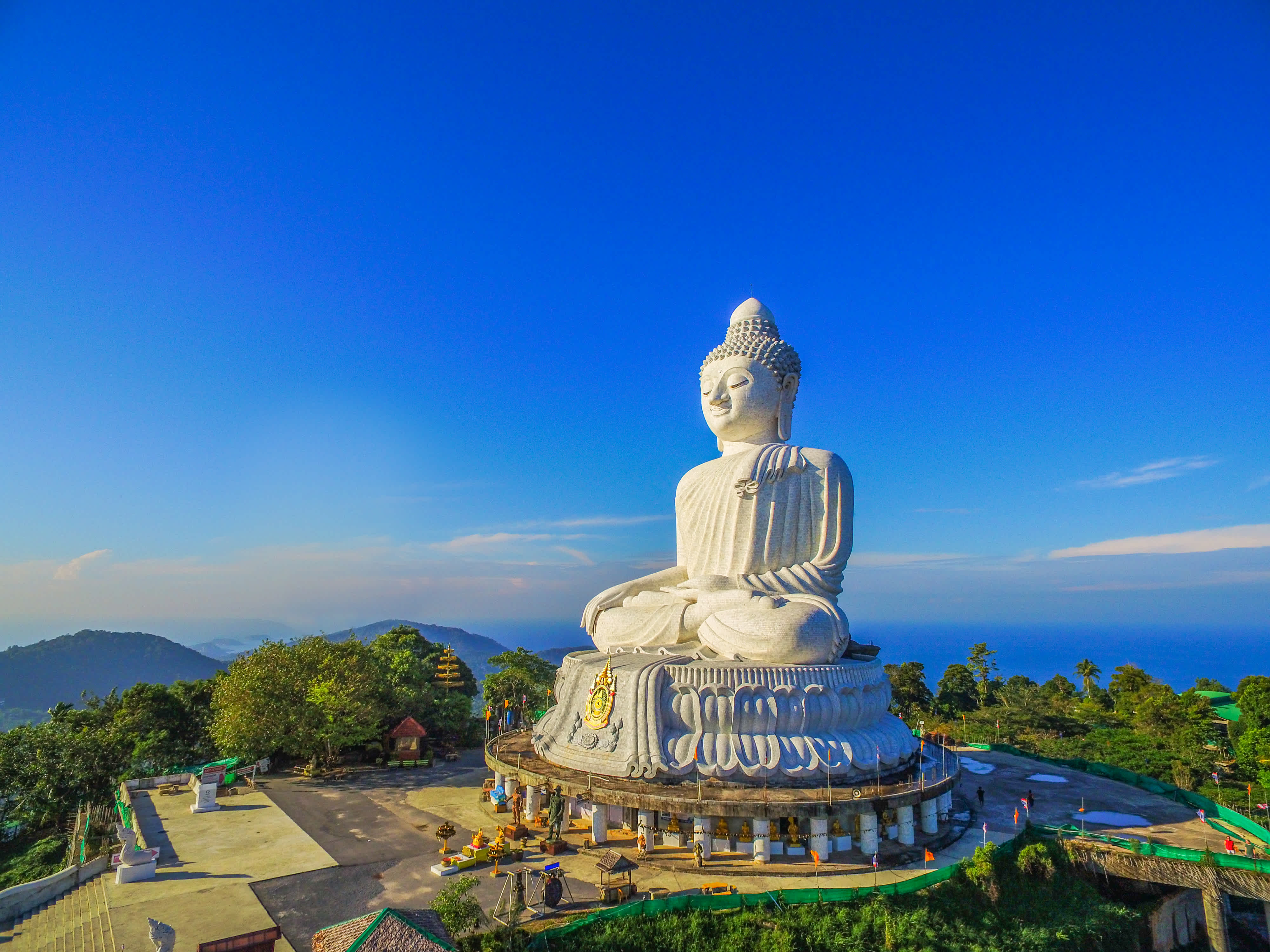 Vue du Bouddha géant qui trône au-dessus de la ville de Phuket, en Thaïlande