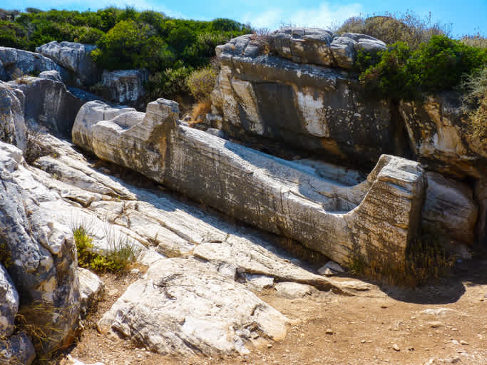 Bewonder de indrukwekkende Kolossus van Dyonisos tijdens uw verblijf in Naxos.