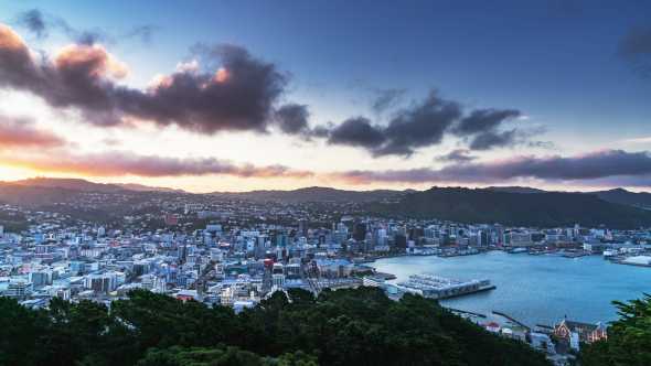 Magnifique vue aérienne au coucher du soleil de la ville de Wellington et son port en Nouvelle-Zélande.