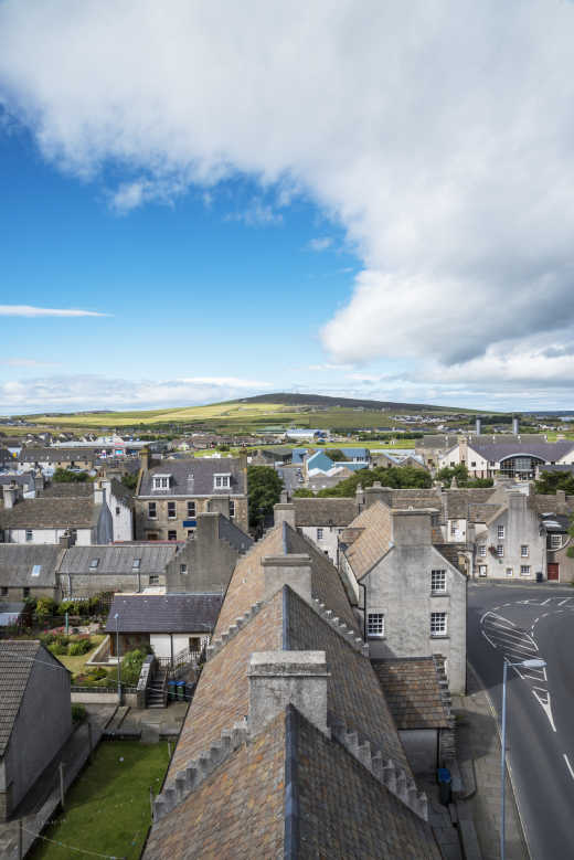 Vue aérienne de la petite ville de Orkney, en Écosse