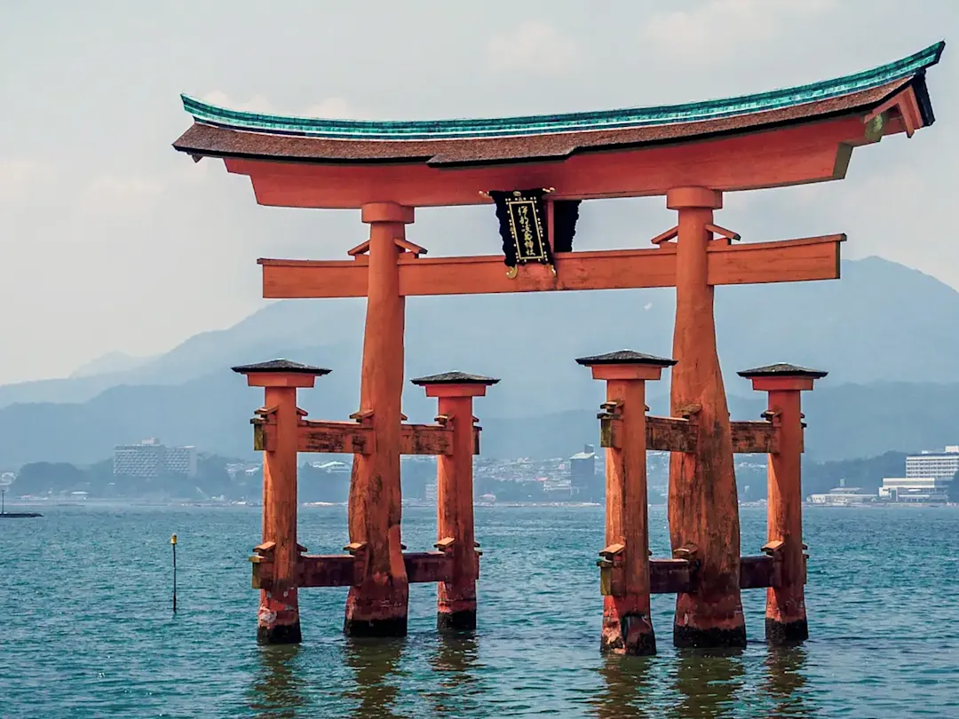 Berühmtes rotes Torii im Meer. Hiroshima, Japan.