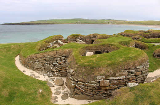 Ruines vertes au bord de l'eau, à Skara Brae, en Écosse