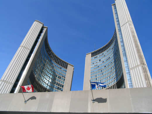 Voorkant van het imposante Toronto City Hall gebouw.