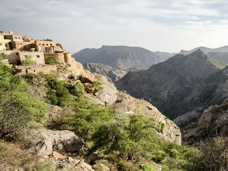 Steindorf am Rand einer tiefen Schlucht in den Bergen. Misfat Al Abriyeen, Ad-Dachiliyya, Oman.