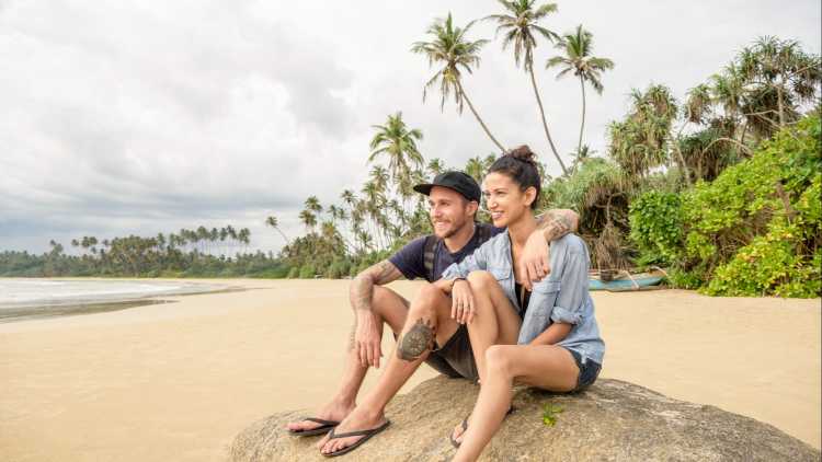Junges Paar am Strand in Sri Lanka