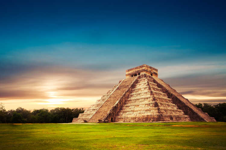Vue sur la Pyramide "El Castillo" à Chichen Itza dans la région du Yucatán au Mexique