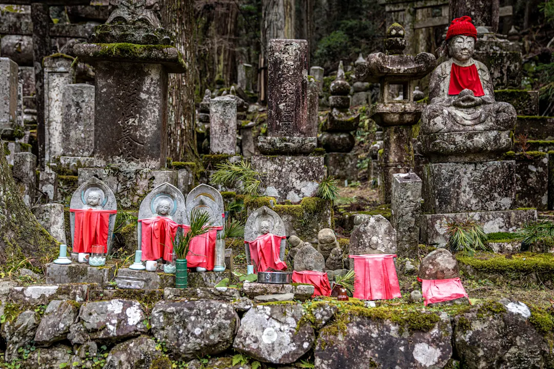 Okunoin-Friedhof in Koya, Japan mit Jizo-Statuen