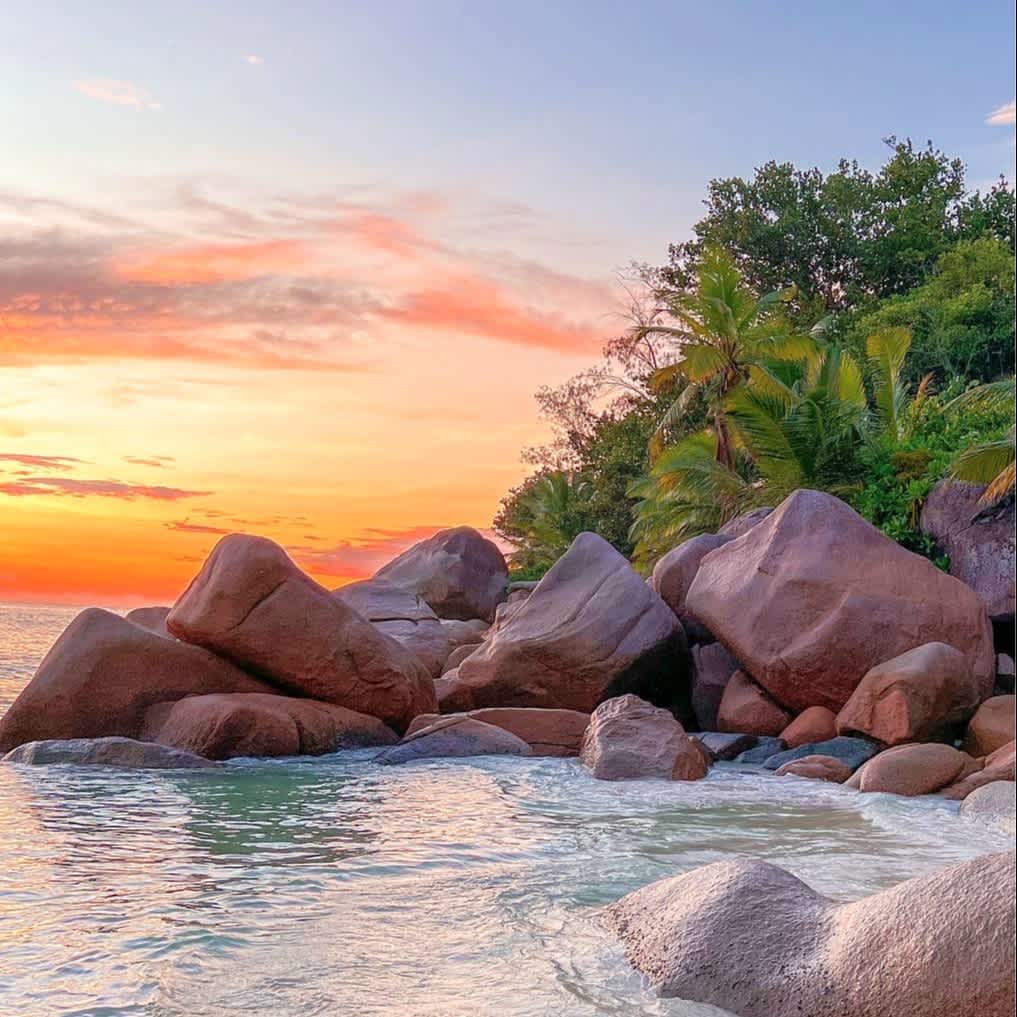 Einsamer Strand auf La Digue, Seychellen