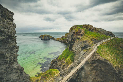 Passez sur le célèbre pont de corde de Carrick-a-Rede sur la côte d'Irlande du Nord, en Europe