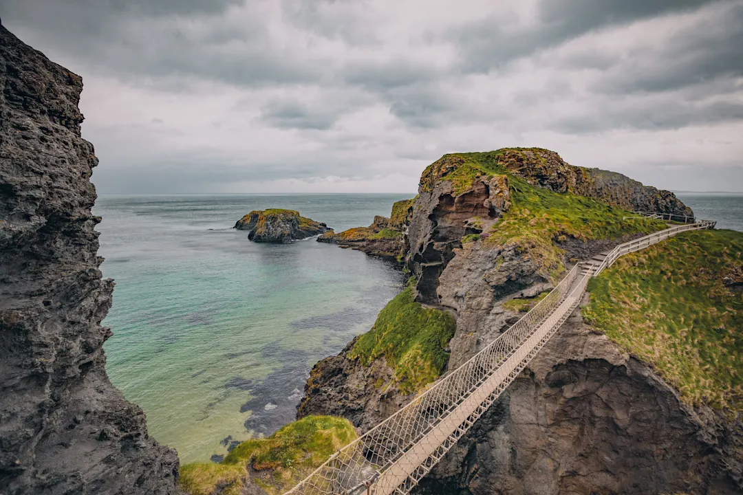 Die berühmte Carrick-a-Rede-Brücke an der Küste von Nordirland, Europa.